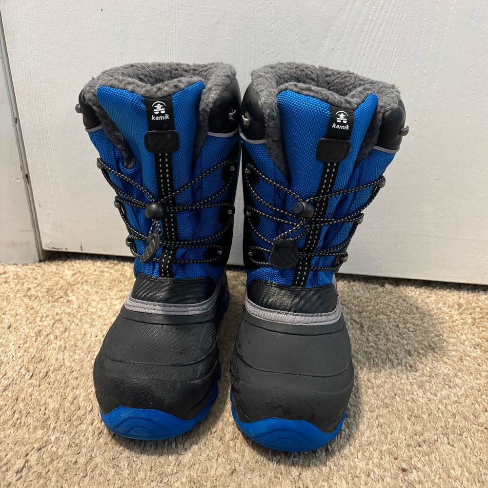 Kamik size 5 youth winter boots. Waterproof, well insulated, bungee closure.